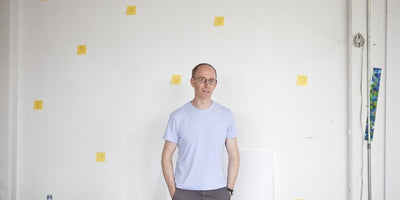 Spencer Finch interview portrait with abstract colorful background 900x450 image