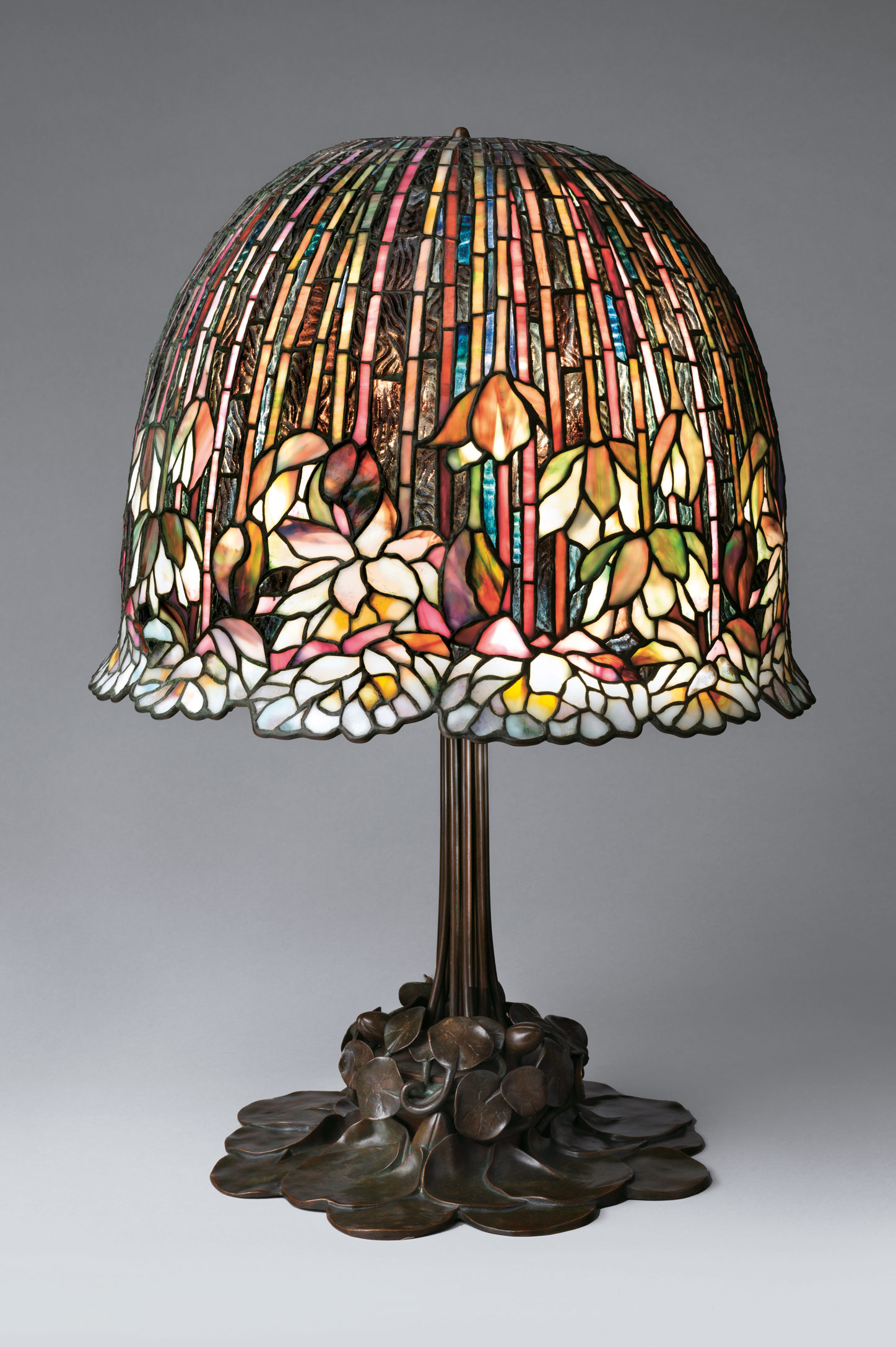 You instantly spot the Tiffany lamp (p.26, fig. 2), because you’ve always loved Tiffany glass. The glass is designed with colours flowers. From Art =