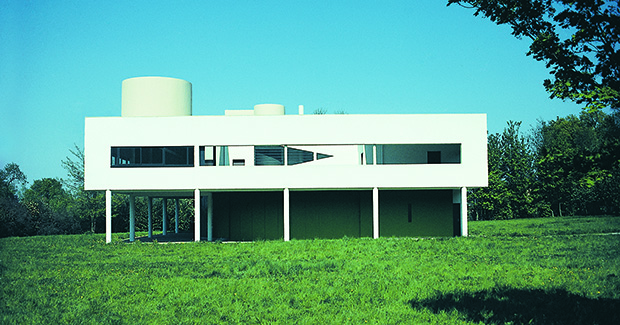 Les Heures Claires, the Villa Savoye, Poissy, France, 1928–29. View across the meadow to the southwest facade, showing the colour scheme as it was in 1984