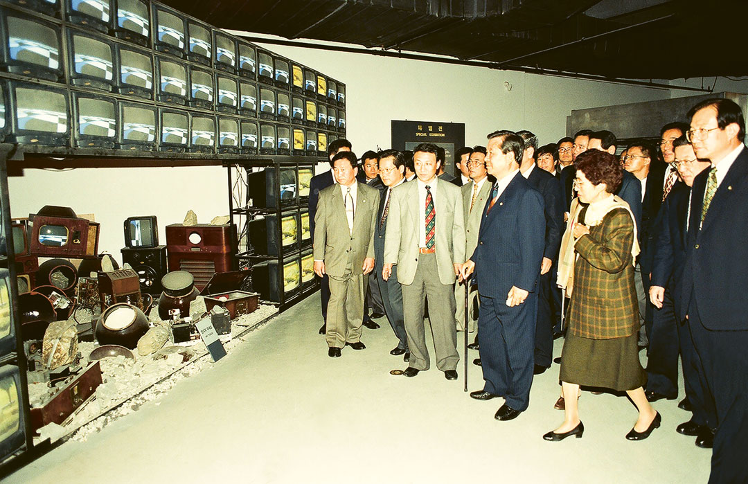 Politician Kim Dae-jung, president from 1998, viewing Nam June Paik’s Dolmen, 1995, at the 1st Gwangju Biennale, 1995