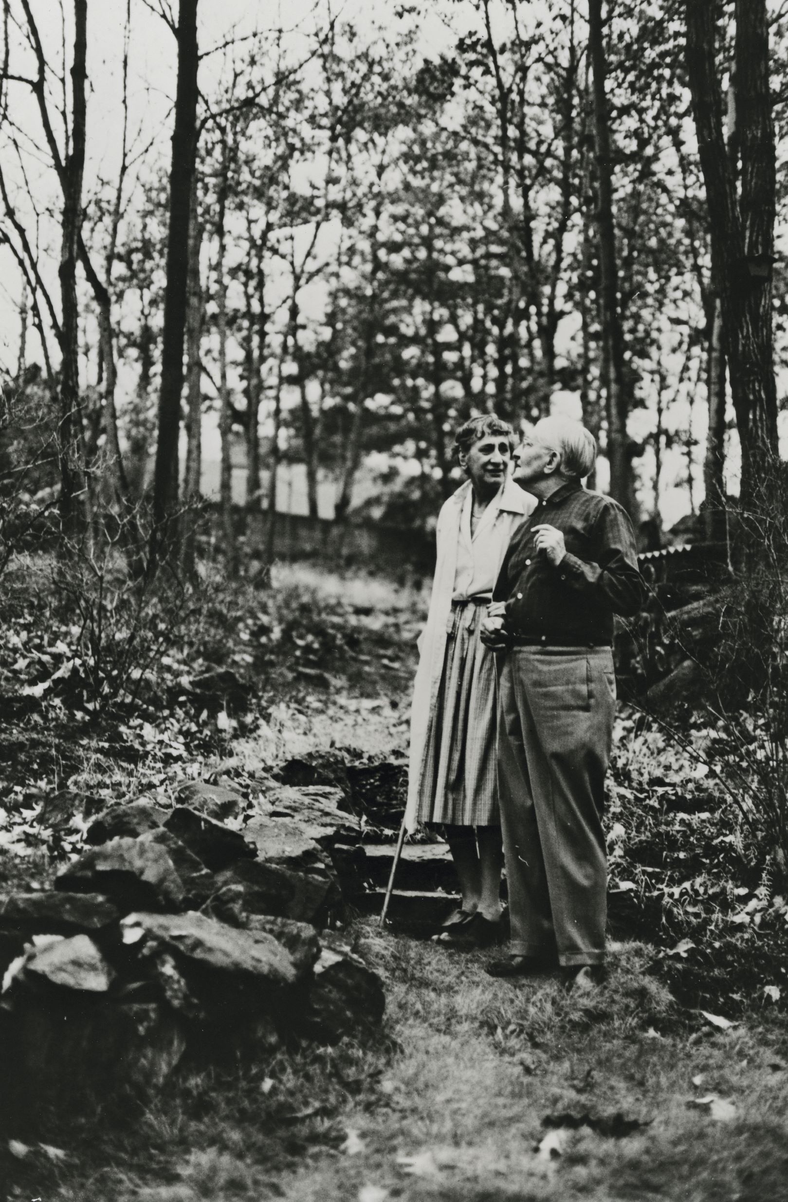 Anni and Josef Albers in the garden of their home at 8 North Forest Circle, New Haven, Connecticut, c. 1967. © Sedat Pakay. Courtesy of the Josef and Anni Albers Foundation