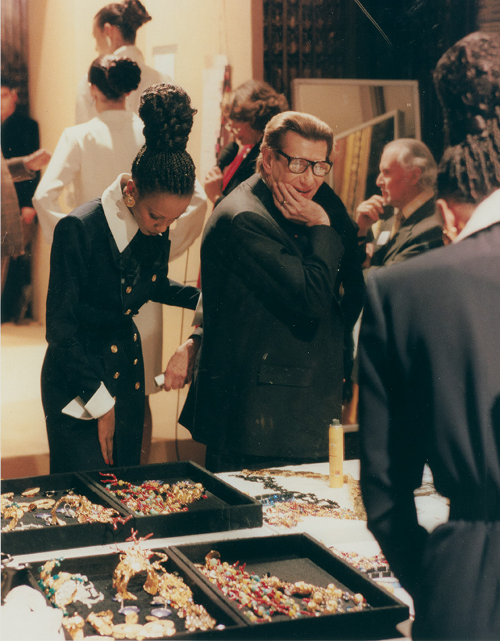 Yves Saint Laurent and model Amalia backstage at the Spring/Summer 2000 haute couture show, Inter-Continental hotel, Paris, January 2000. © Fondation Pierre Bergé – Yves Saint Laurent, Paris/All Rights Reserved