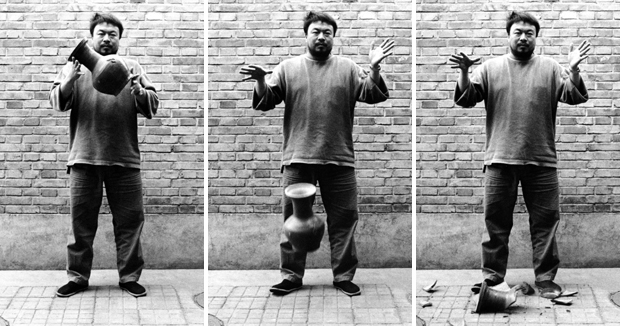 Ai Weiwei, Dropping a Han Dynasty Urn (1995)
