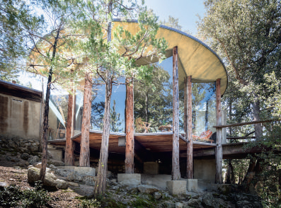 John Lautner’s Pearlman Cabin. Photograph by Darren Bradley. As reproduced in Mid-Century Modern Architecture Travel Guide: West Coast USA