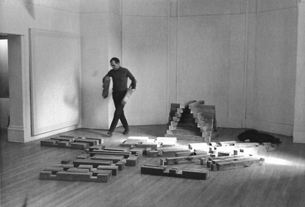 Carl Andre building his Cedar piece in 1964