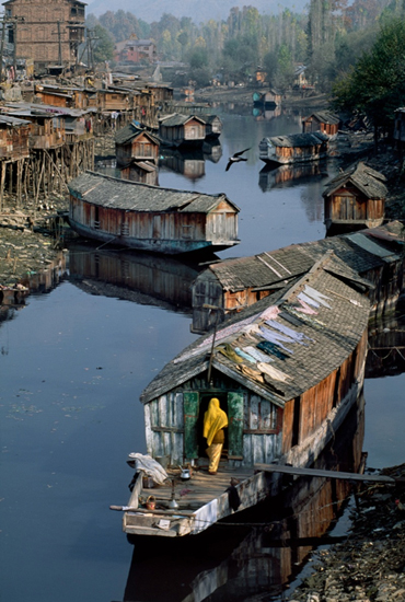 Steve McCurry, Houseboats (1998), Kashmir