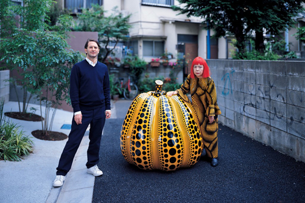 LV's Marc Jacobs with Kusama and one of her pumpkin sculptures