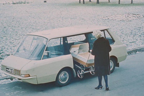 An experimental Soviet taxi, 1964 (by Y. Dolmatovsky, A. Olshanetsky, A. Chernyaev). Image courtesy of the Moscow Design Museum