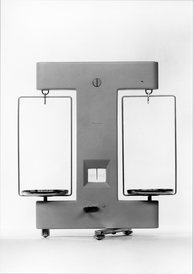Precision balance. Student: Gerda Müller-Krauspe, Instructors: Hans Gugelot, Walter Zeischegg and Georg Leowald. 1959-60, Product Design. Photo by Wolfgang Siol. Courtesy HfG-Archiv/ Ulmer Museum