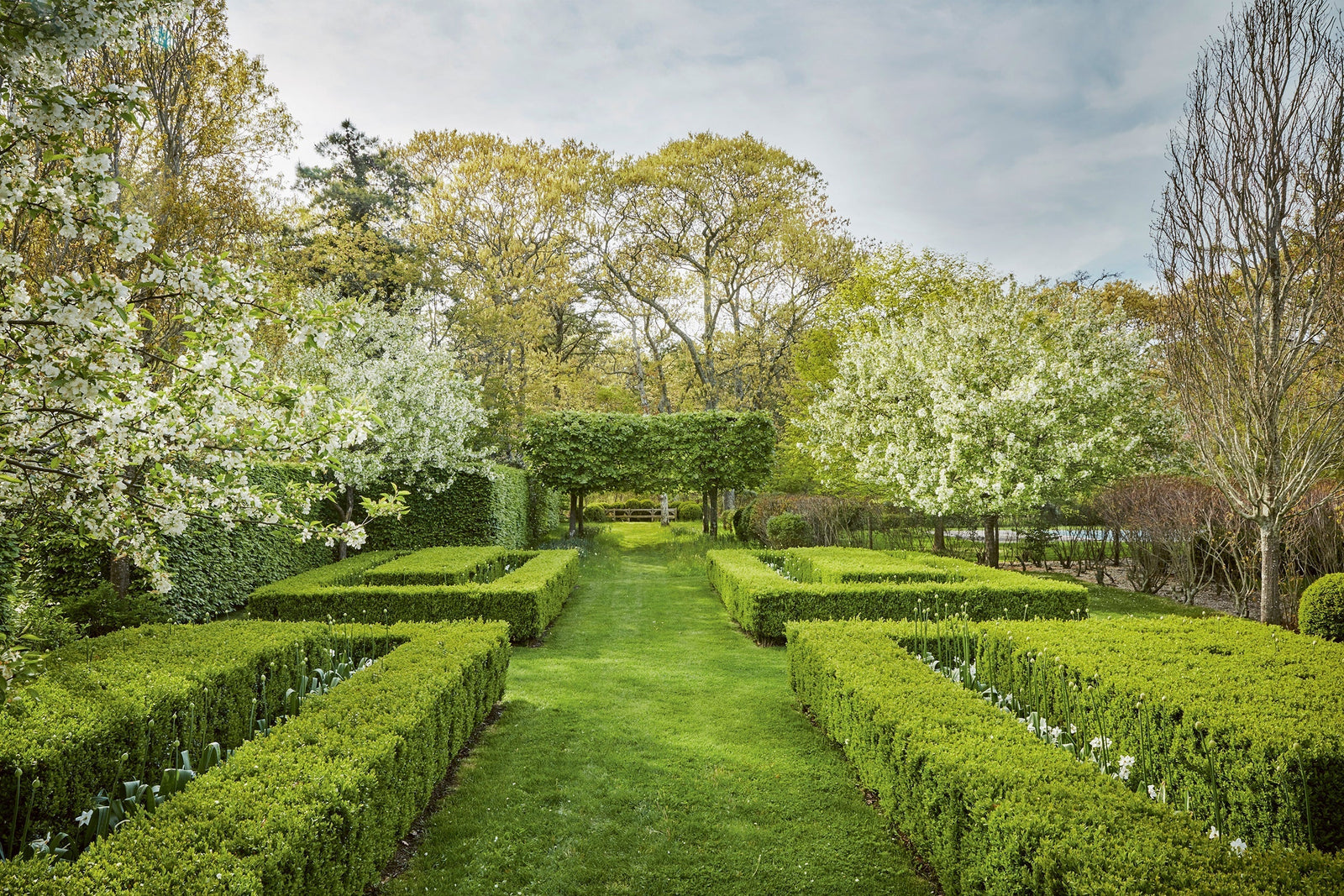 Anna Wintour’s elegant garden is just one of 300 creative outdoor spaces in The Contemporary Garden