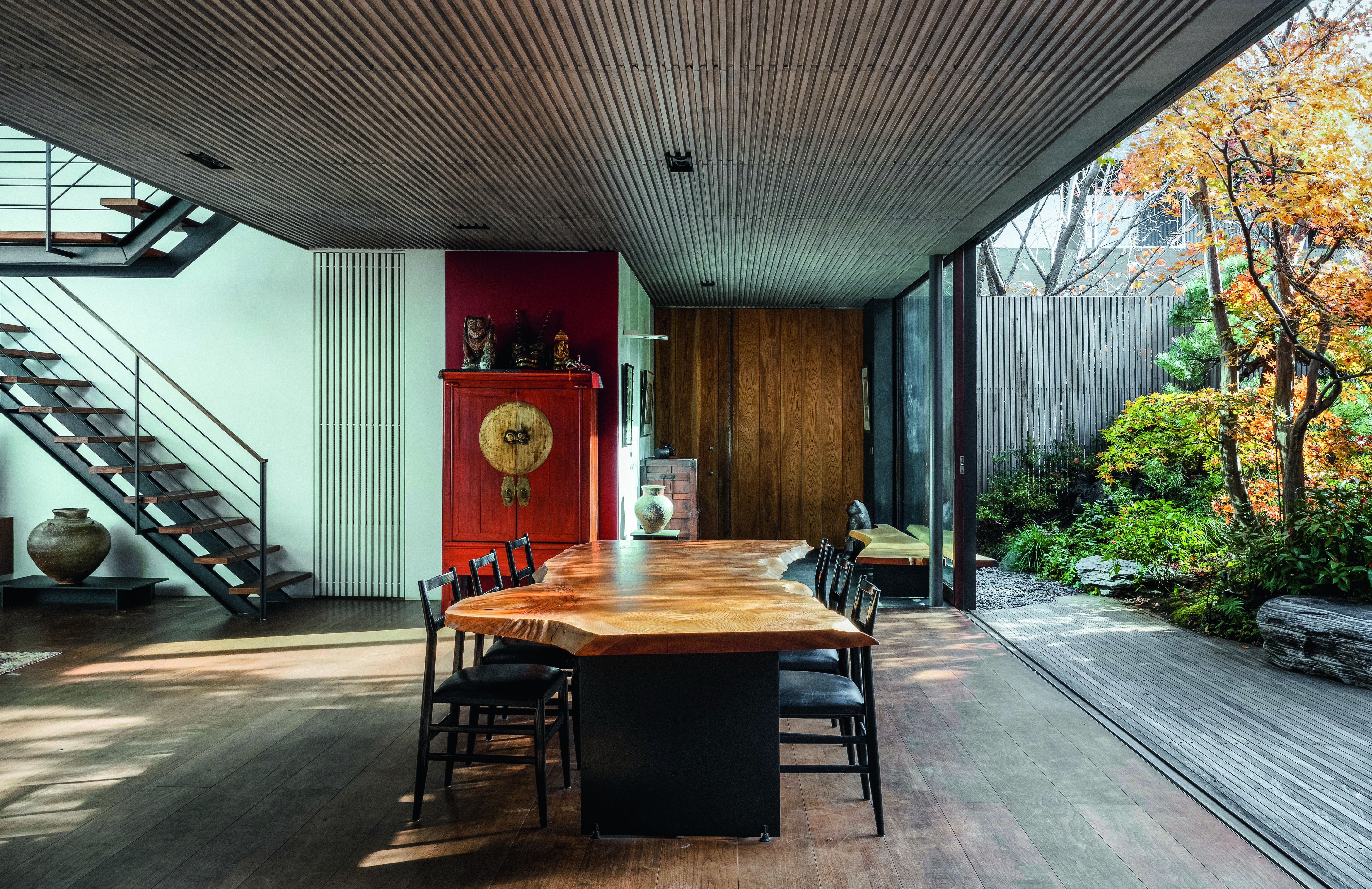 The Japanese interior in the city, with the feel of the forest