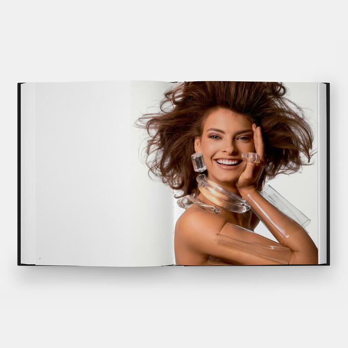 linda-evangelista-photographed-by-steven-meisel-signed-edition-en-6763-3d-spread-10-3000.jpg