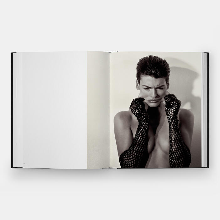 linda-evangelista-photographed-by-steven-meisel-signed-edition-en-6763-3d-spread-2-3000.jpg