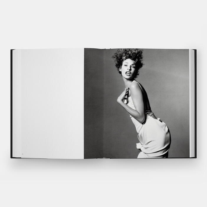 linda-evangelista-photographed-by-steven-meisel-signed-edition-en-6763-3d-spread-5-3000.jpg
