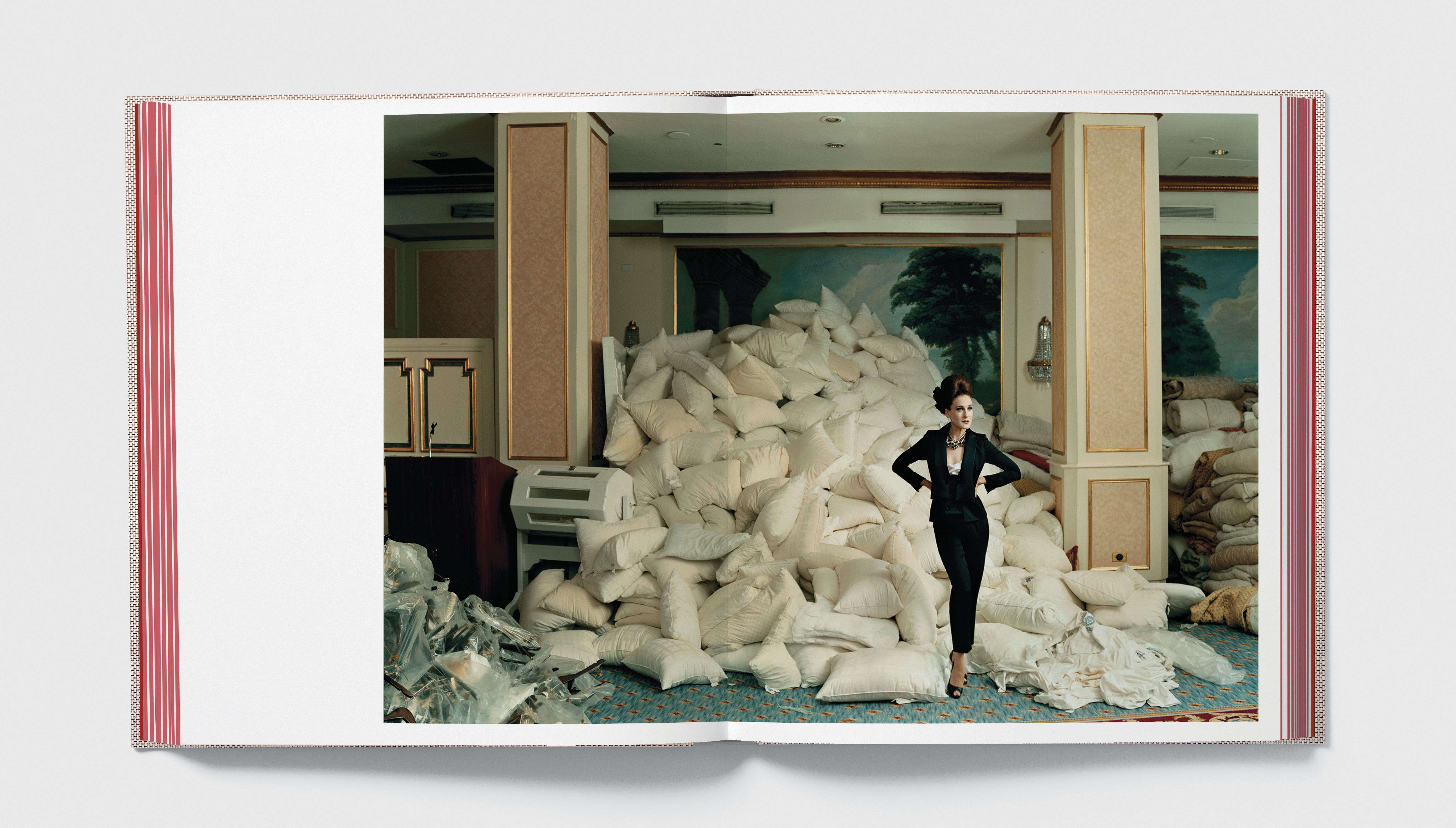 Annie Leibovitz : Wonderland  Interior Spread