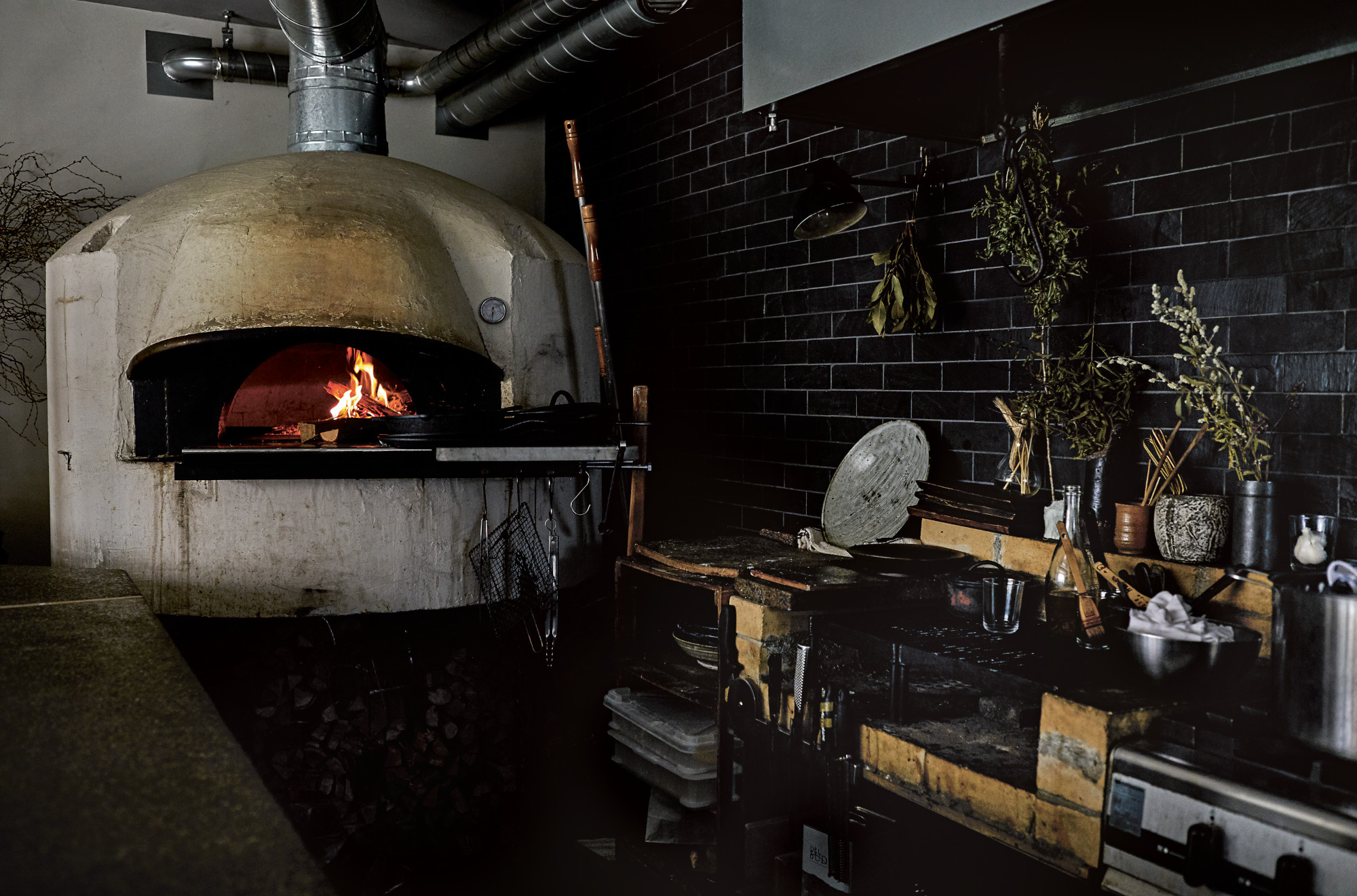 The wood-fired pizza oven at Monk. Photographer: Yuka Yanazume 
