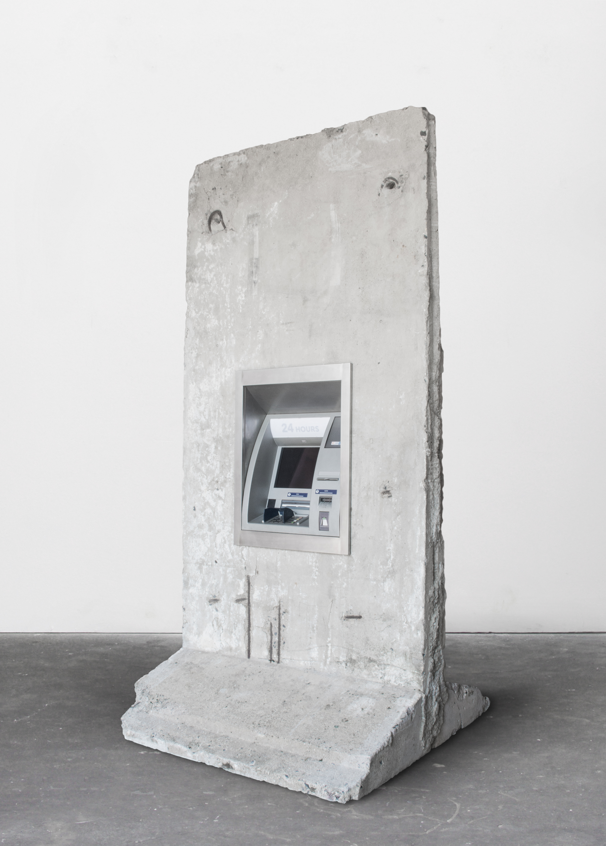 Elmgreen & Dragset, Statue of Liberty, 2018, Originalstück der Berliner Mauer, Geldautomat, Edelstahl, 298 x 149 x 148 cm, © Staatliche Museen zu Berlin, Nationalgalerie, 2019 Schenkung von Heiner Wemhöner, Herford an die Stiftung des Vereins der Freunde der Nationalgalerie / Elmar Vestner, © Elmgreen & Dragset