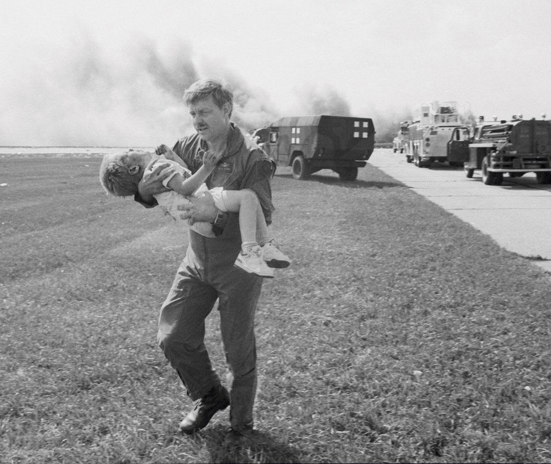 Gary Anderson’s photo of Spencer Bailey, being carried after the 1989 crash-landing of United Flight 232 in Sioux City, Iowa, USA. Gary Anderson / Sioux City Journal / Zumapress.com