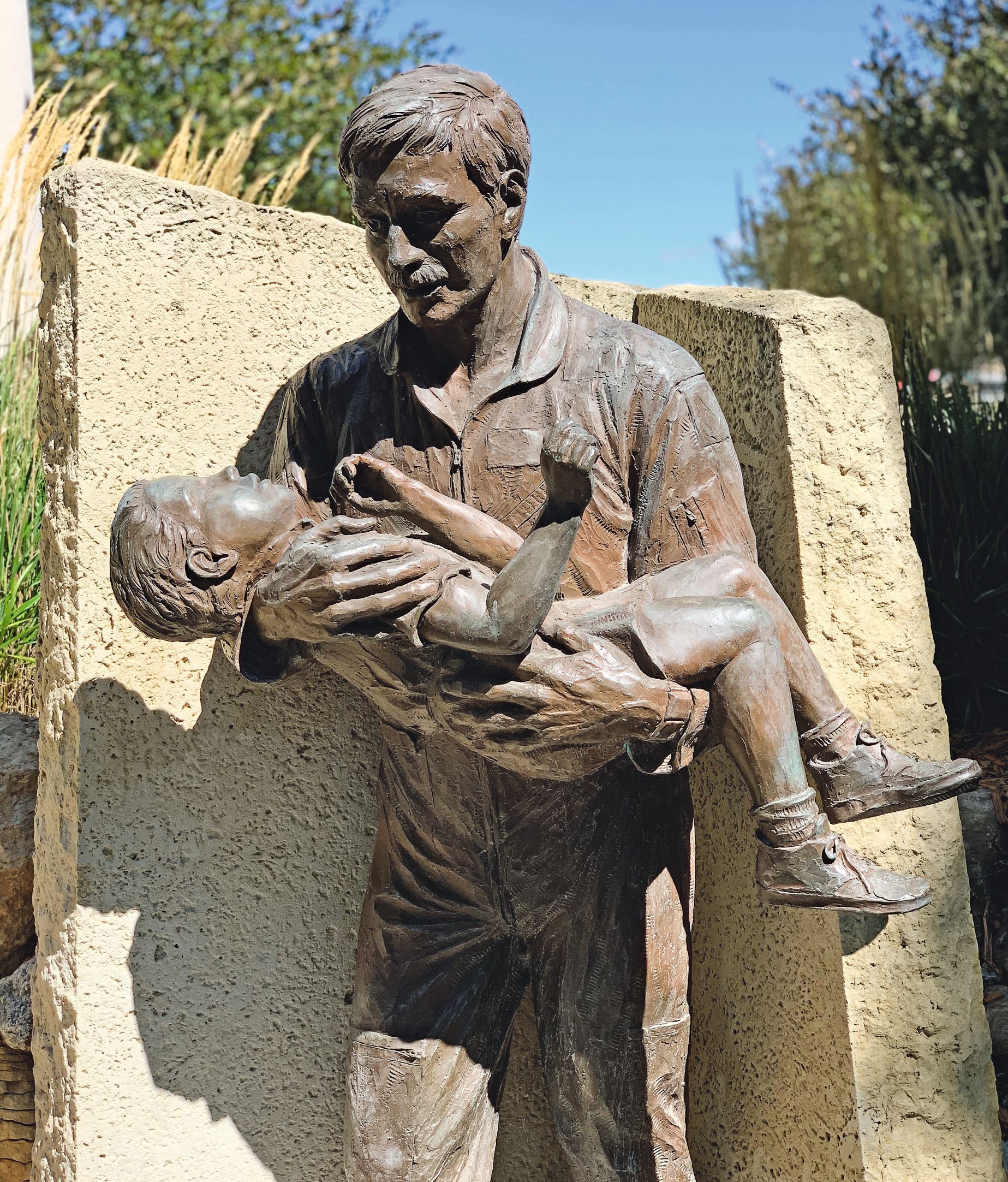 A bronze statue by Dale Lamphere based on Anderson’s photo, the centerpiece of The Spirit of Siouxland Flight 232 Memorial, Sioux City, Iowa, USA. Photo by Spencer Bailey