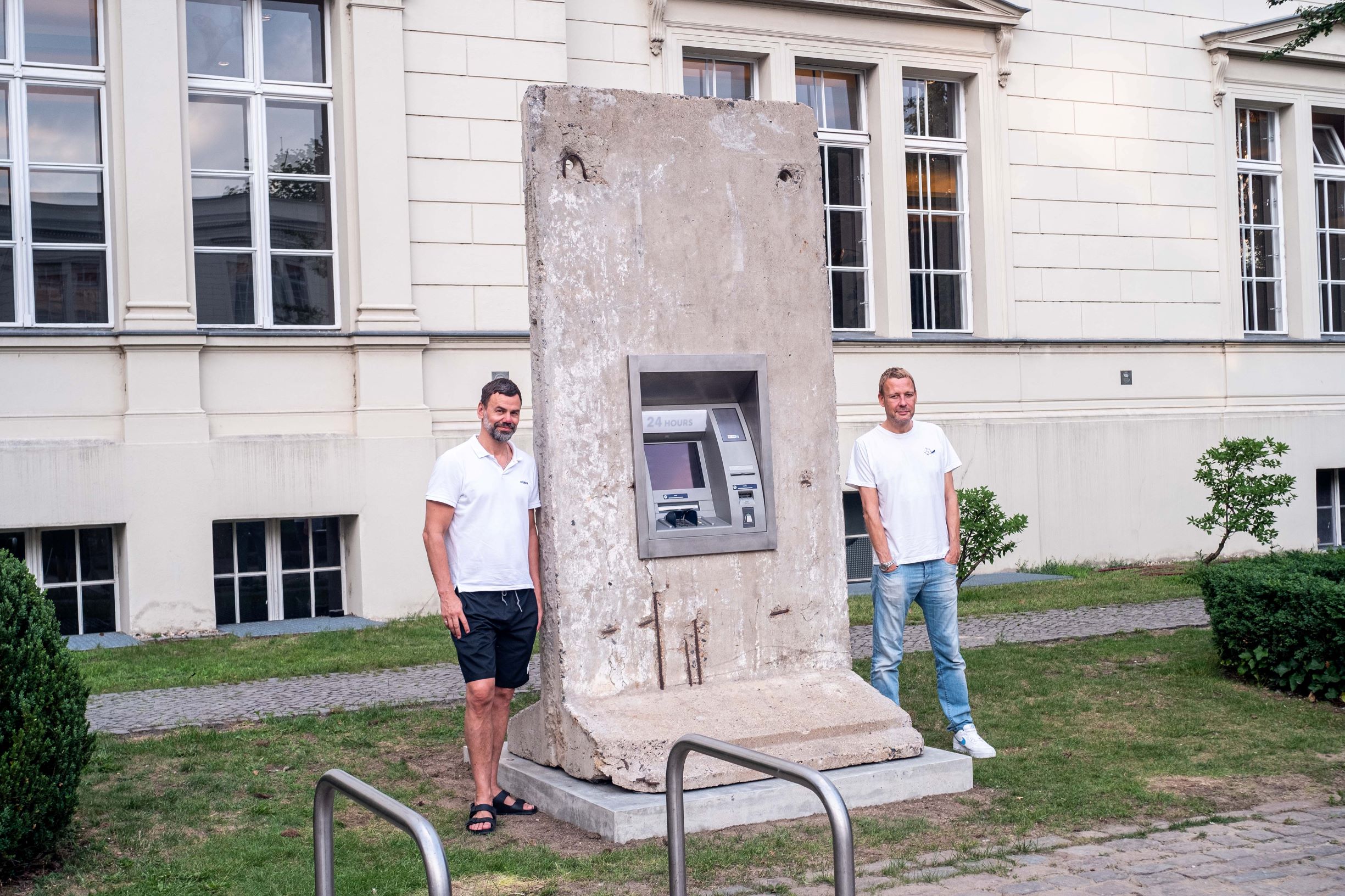 Elmgreen & Dragset standing with Statue of Liberty at Hamburger Bahnhof. © Staatliche Museen zu Berlin, Nationalgalerie / Mathias Völzke. © Elmgreen & Dragset