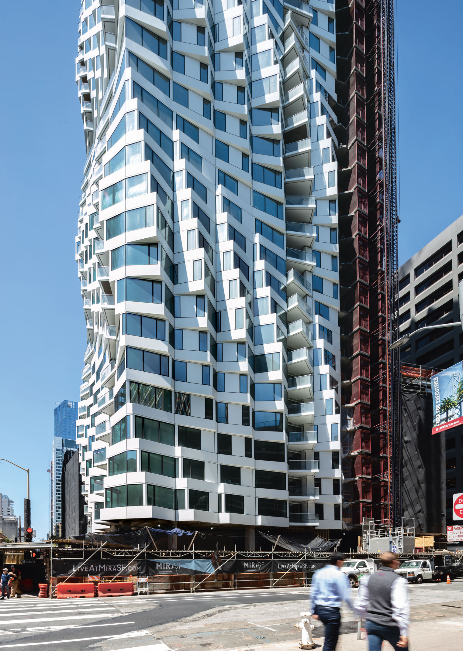 Studio Gang, MIRA (280 Spear Street), San Francisco, California, USA, estimated completion: 2020. The bays’ migrating geometry is especially prominent at the tower’s corners, which seem to wind upward on a helical path—heightening the building’s sense of movement and rhythm. Picture credit: Jason O’Rear.