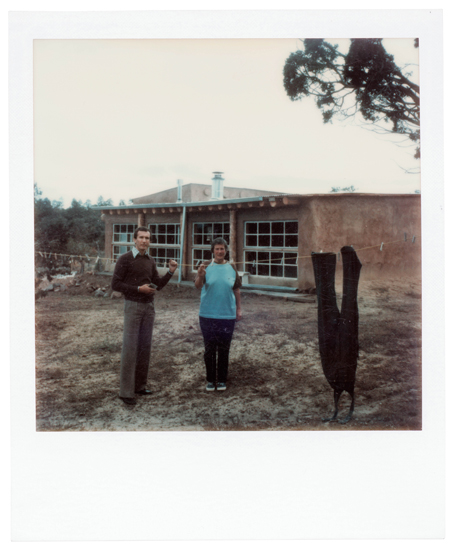 Agnes Martin with Arne Glimcher in front of the studio, Cuba, New Mexico (1974)