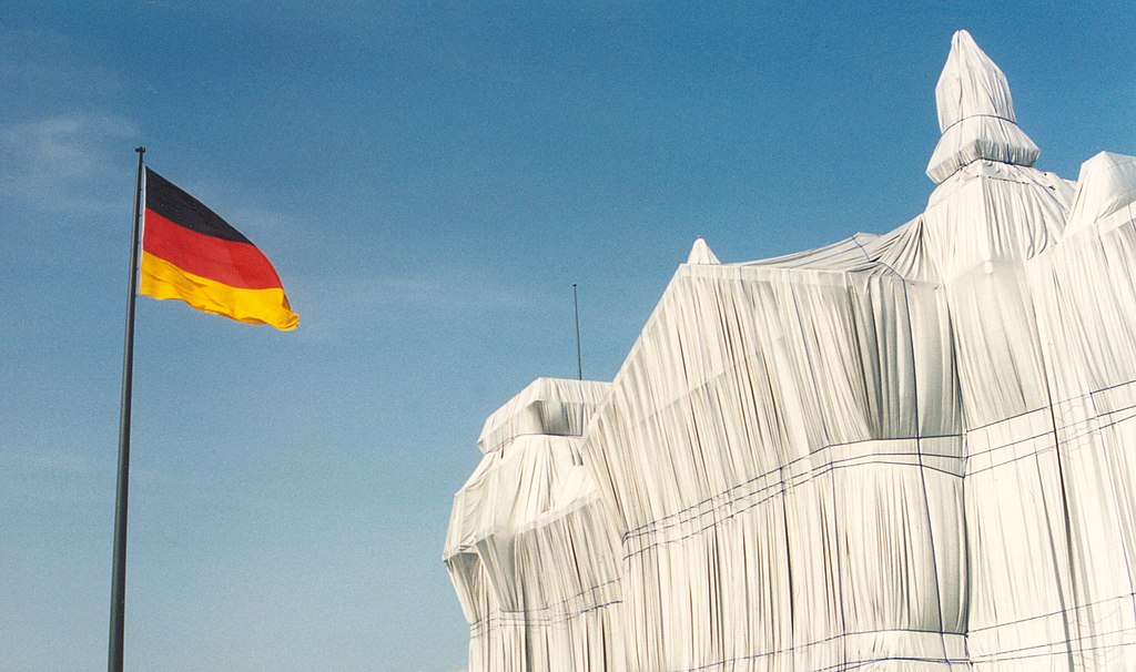 The Reichstag wrapped by Christo and Jeanne-Claude. Photograph by Oscar Wagenmans, April 1995. Creative Commons licence
