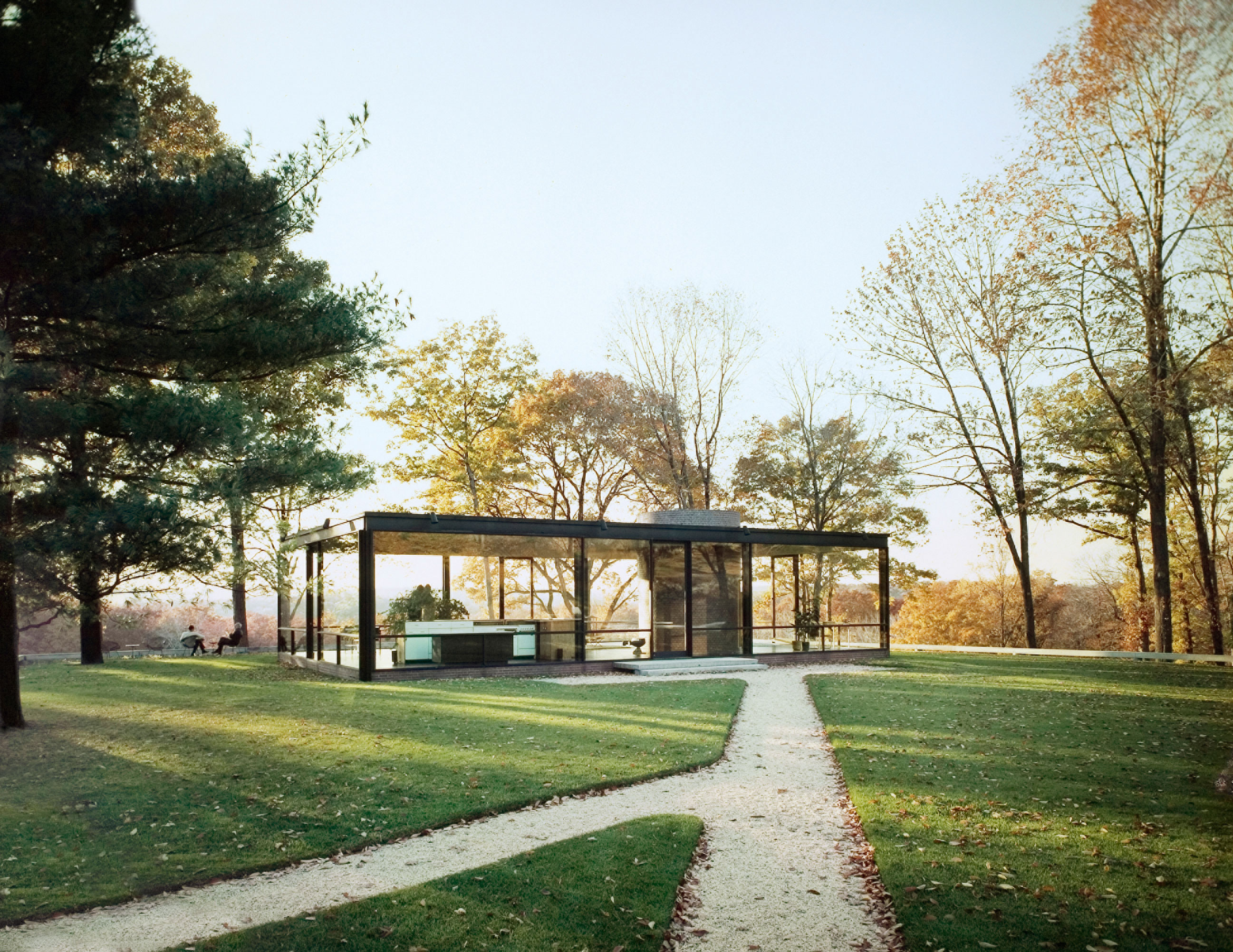 Widok od południowego wschodu na Szklany Dom, New Canaan, Connecticut, 1949. © Ezra Stoller/Esto