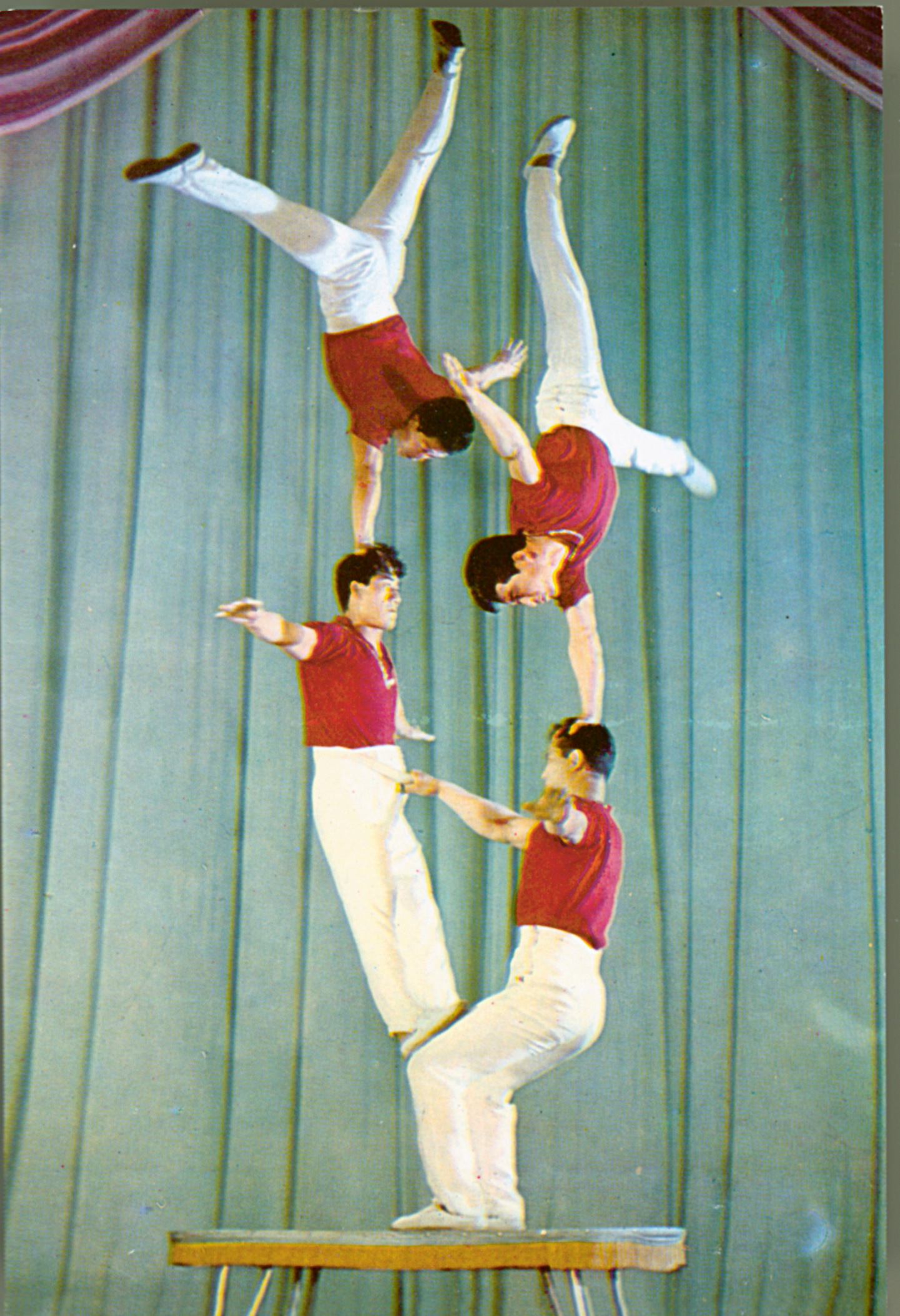 A postcard featuring the Pyongyang National Circus