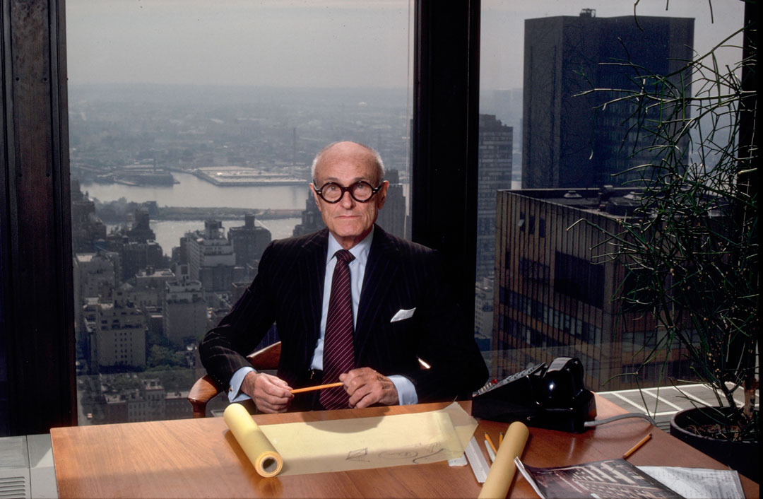 Portret van Philip aan zijn bureau in zijn New Yorkse kantoor in het Seagram Building, 1982.