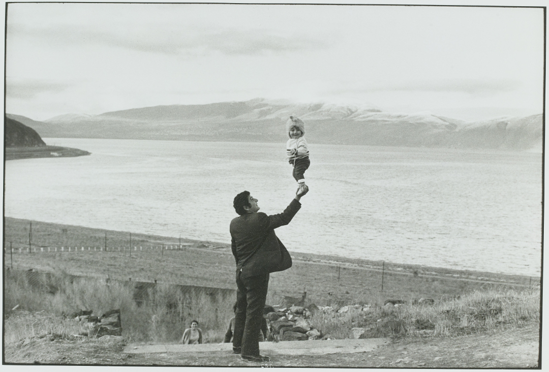 Henri Cartier-Bresson Lac Sevan, Arménie, URSS [Lake Sevan, Armenia, USSR], 1972, épreuve gélatino-argentique de 1973 © Fondation Henri Cartier-Bresson / Magnum Photos