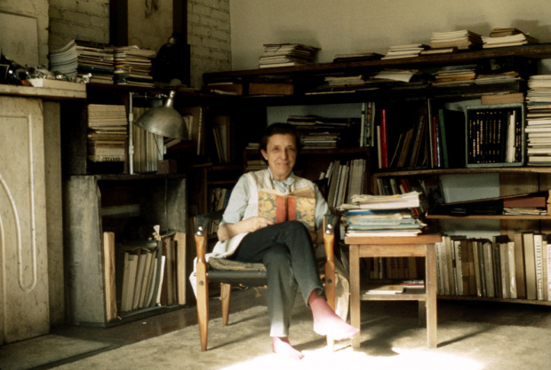 Louise Bourgeois in her NYC home in 1976. Photo: Mark Setteducati, © The Easton Foundation