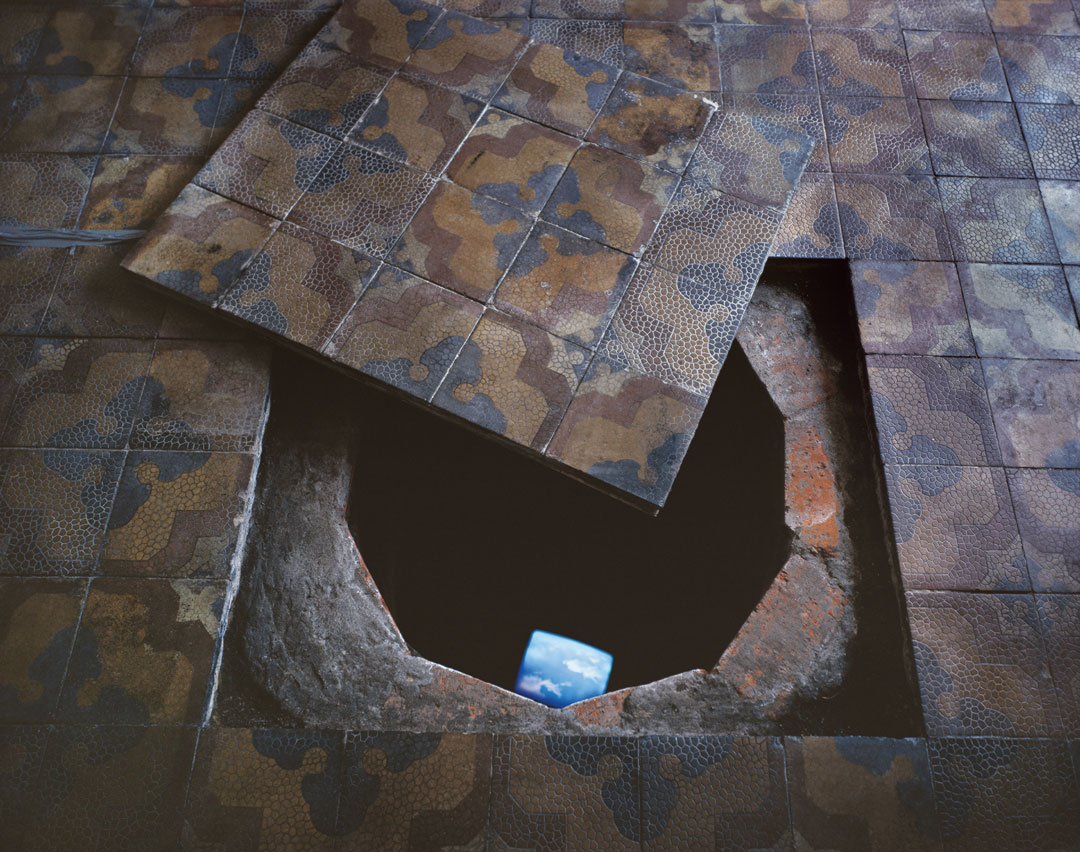 Wang Gongxin, The Sky of Brooklyn—Digging a Hole in Beijing, 1995. Installation, with TV set and audiotape, 11 ft. 6 in. (3.5 m). Courtesy of the artist