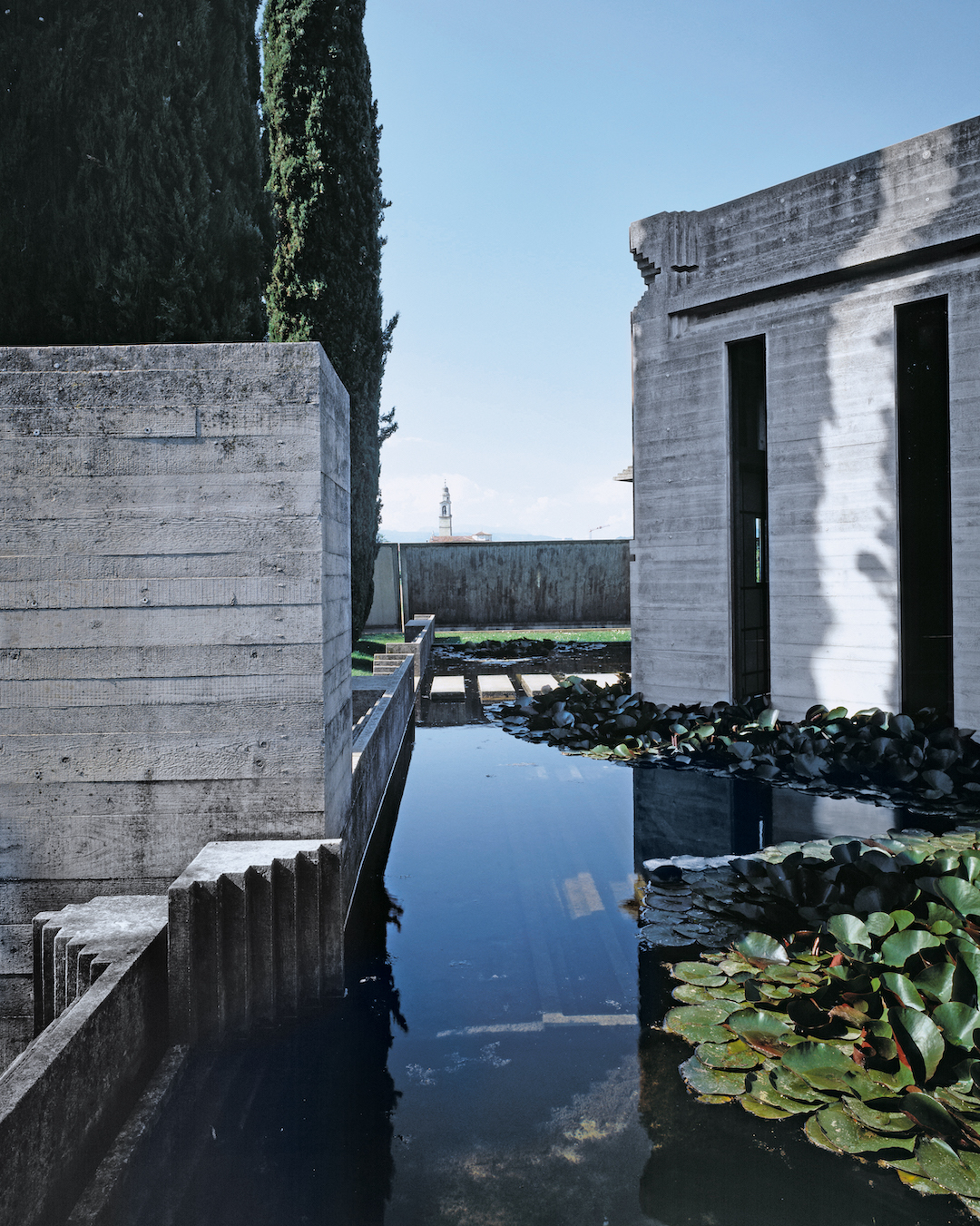 Brion Cemetery, San Vito D’Altivole, 1969-77, chapel, view across the pool with the ziggurat-stepped ‘ribs’ in the foreground and, in the background, the wide concrete slabs acting as stones from the chapel to the sunken cypress bosque. © Klaus Frahm/ARTUR IMAGES 