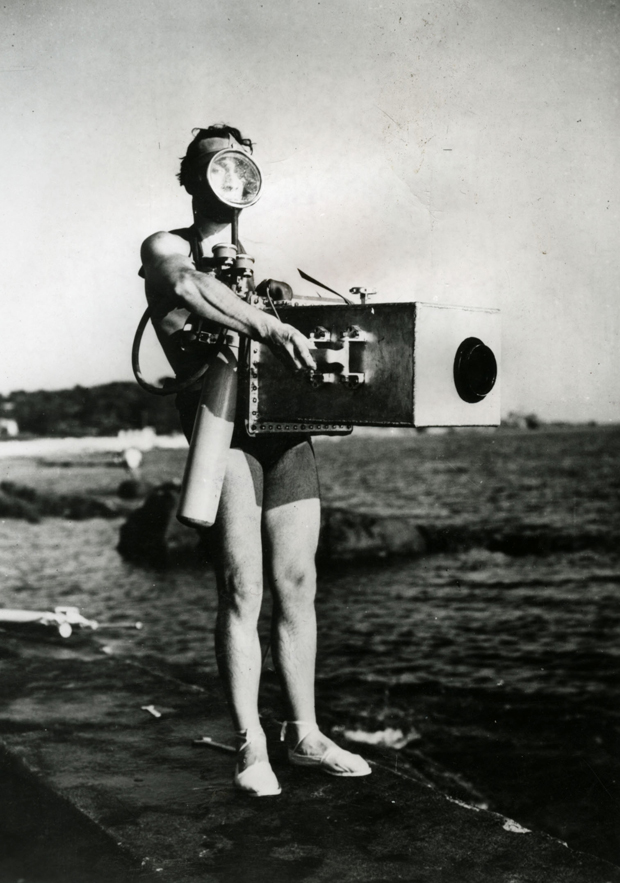 Jean Painlevé avec caméra « Debrie » protégée par un caisson étanche et le scaphandre autonome de Le Prieur, Saint Raphaël, 1934 © Les documents cinématographiques Paris « Le Club des Sous l'Eau », curators: Gallien Déjean (France, 1978) and Fanny Schulmann (France, 1982) 