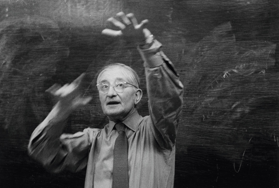 Josef Albers teaching, Yale University, 1955–56. Photo: John Cohen. . Courtesy of the Josef and Anni Albers Foundation