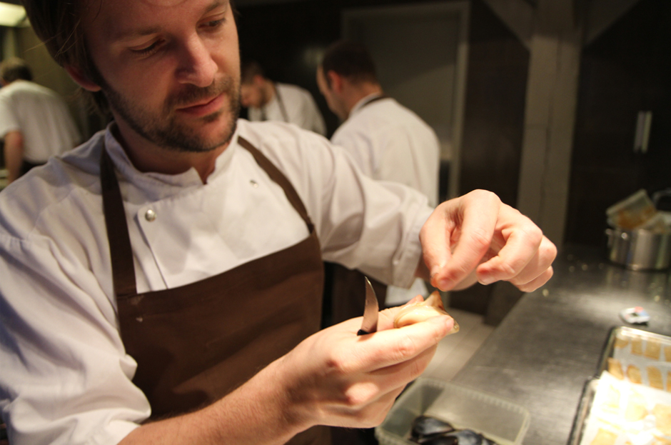 René Redzepi preparing mussels at Noma.