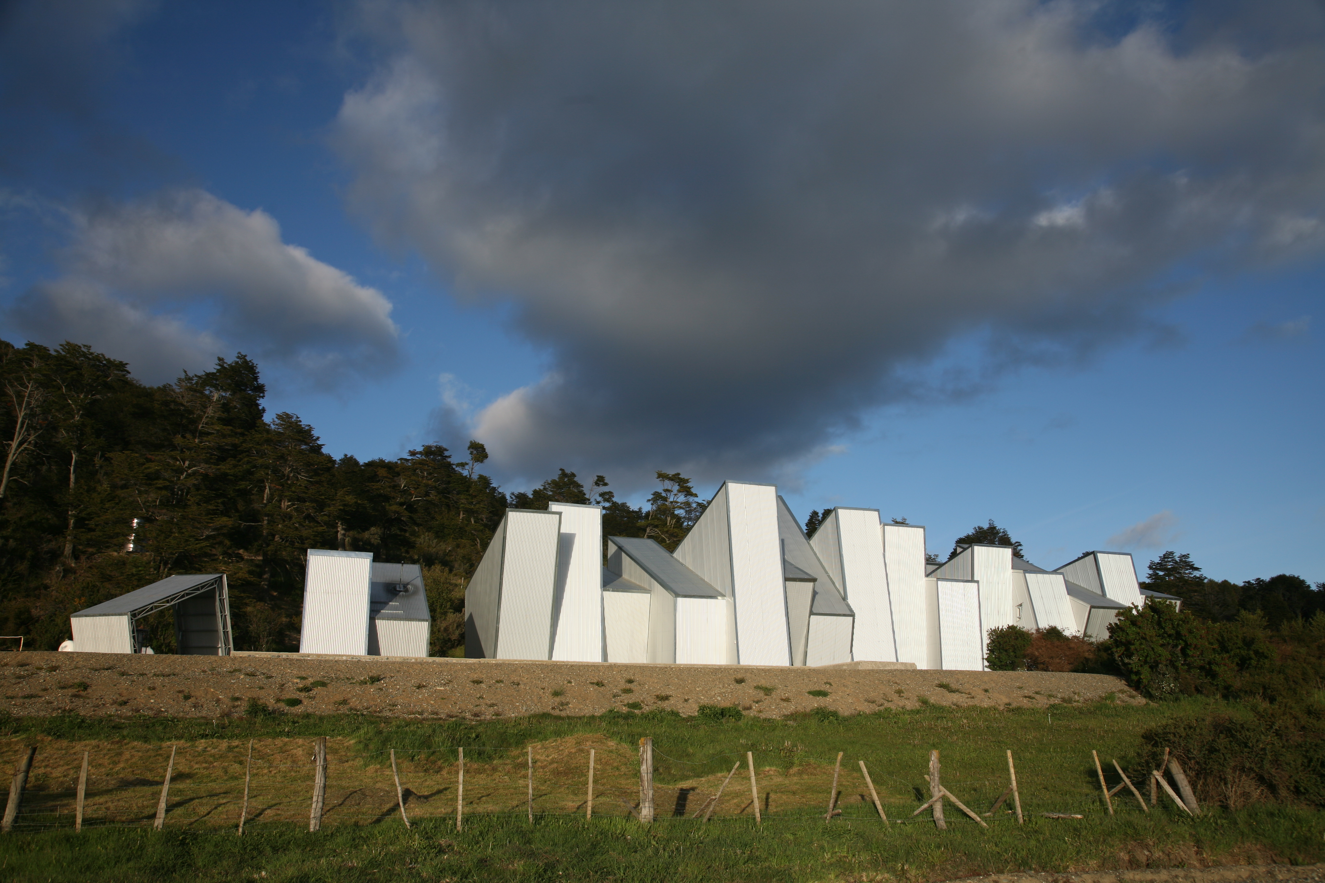 Aonni Mineral Water Plant by Bebin & Saxton Architects