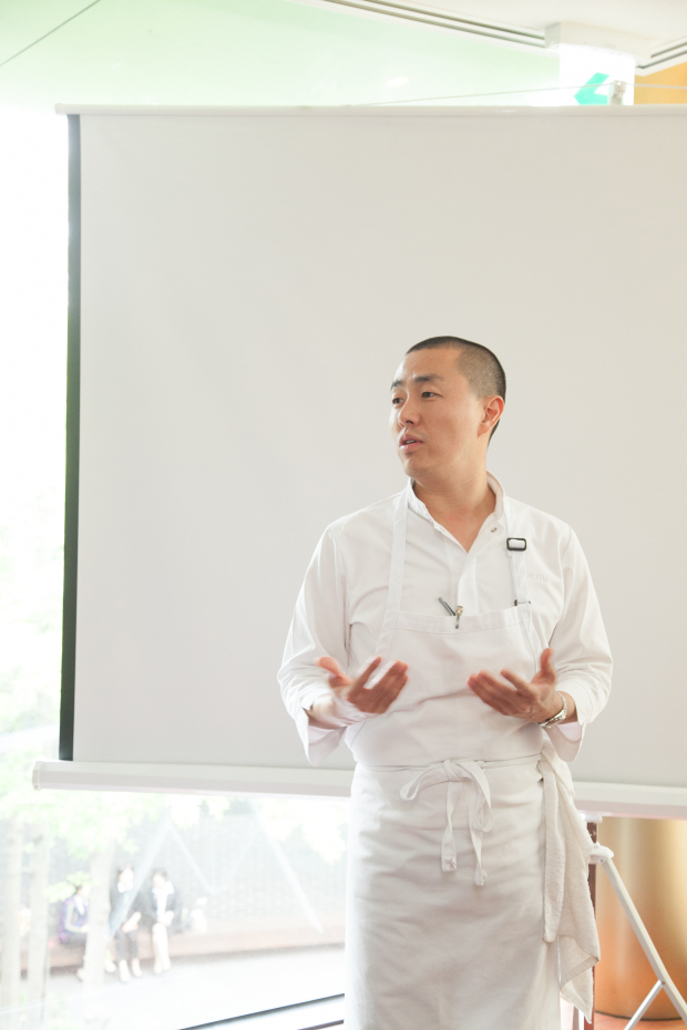 Lee speaks at Bicena, Seoul. Photo by Seung Jung Lee