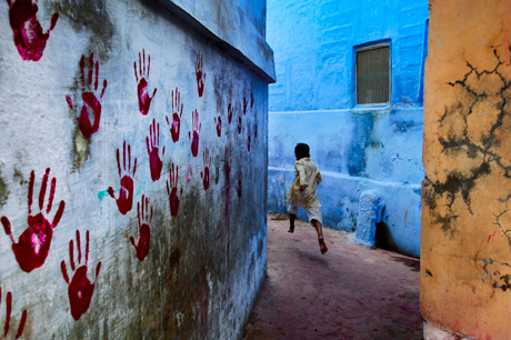 Steve McCurry, Boy in Mid-Flight, Jodhpur, India (2007)