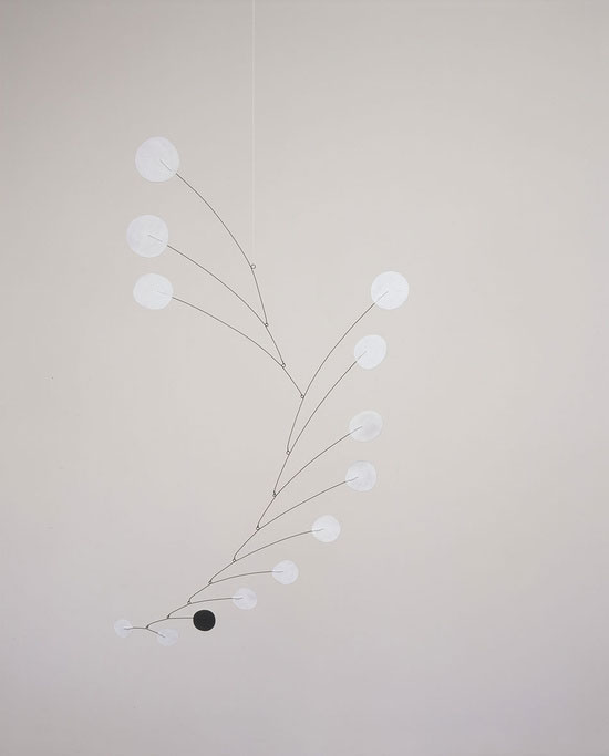 White Ordinary, 1976 — Alexander Calder Sheet metal, wire, and paint 161.3 x 99.1 cm / 63 1/2 x 39 in © Calder Foundation, New York / 2017, ProLitteris, Zurich Courtesy of the Foundation and Hauser & Wirth