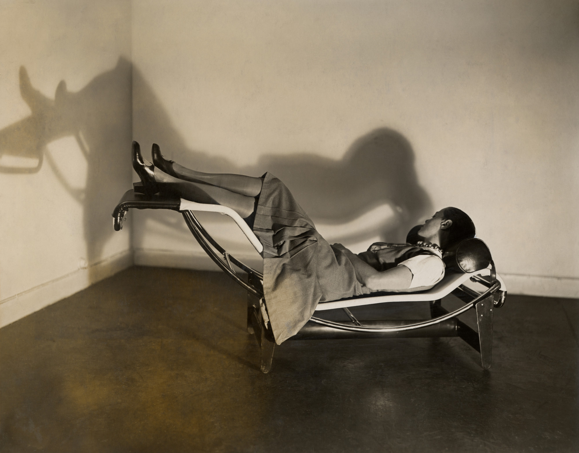 Charlotte Perriand on the chaise longue basculante B306, 1929 © AChP/ © ADAGP, Paris and DACS, London 2021
