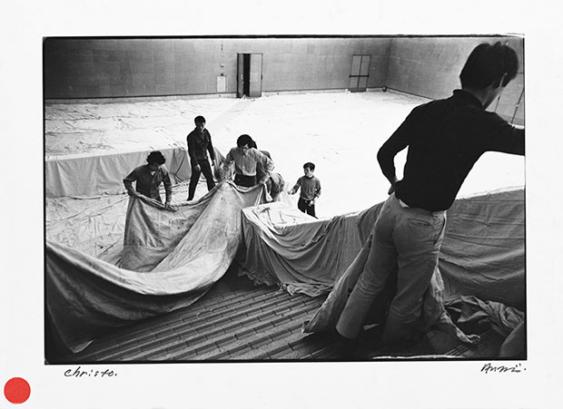 Shigeo Anzaï, Christo, The 10th Tokyo Biennale ’70 — Between Man and Matter, Tokyo Metropolitan Art Museum. May, 1970, baryta-coated silver print. Courtesy the artist and White Rainbow, London.