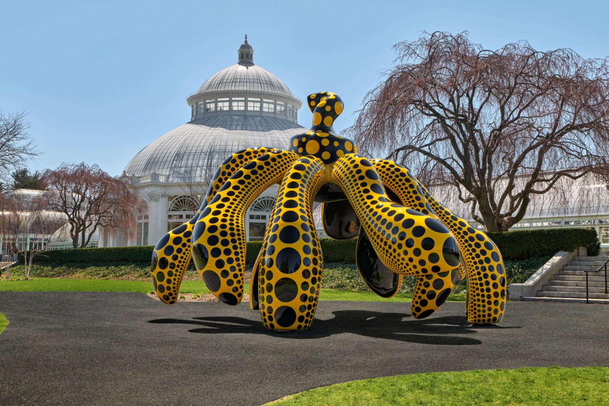 New York – Yayoi Kusama: “I Spend Each Day Embracing Flowers” at David  Zwirner Through July 21st, 2023 - AO Art Observed™