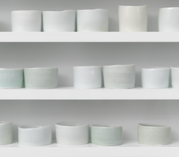 A lecture on the weather, (2015), 290 porcelain vessels in wood, aluminum, and glass vitrine. 41 5/8 x 62 3/8 x 4 5/16 inches; 105.7 x 158.4 x 11 cm. ©Edmund de Waal. Courtesy of the artist and Gagosian Gallery. Photography by Mike Bruce.