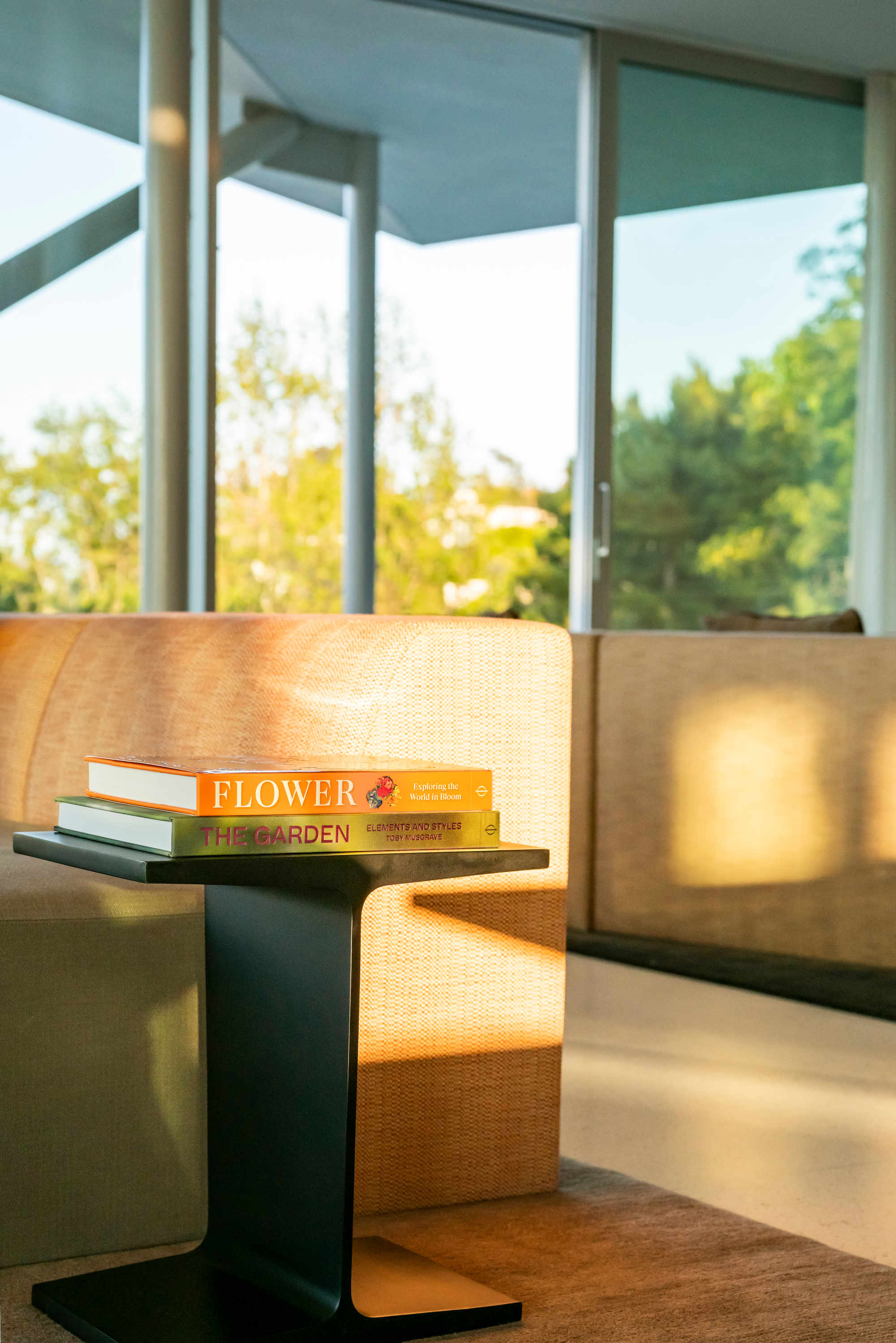 Phaidon books at The California House by Gluck+. Photography: Paul Vu/Here and Now Agency (@hereandnowagency);Styling: Dorothea Coelho Interiors (@dorotheacoelho); Architecture: Gluck+ @gluck_plus