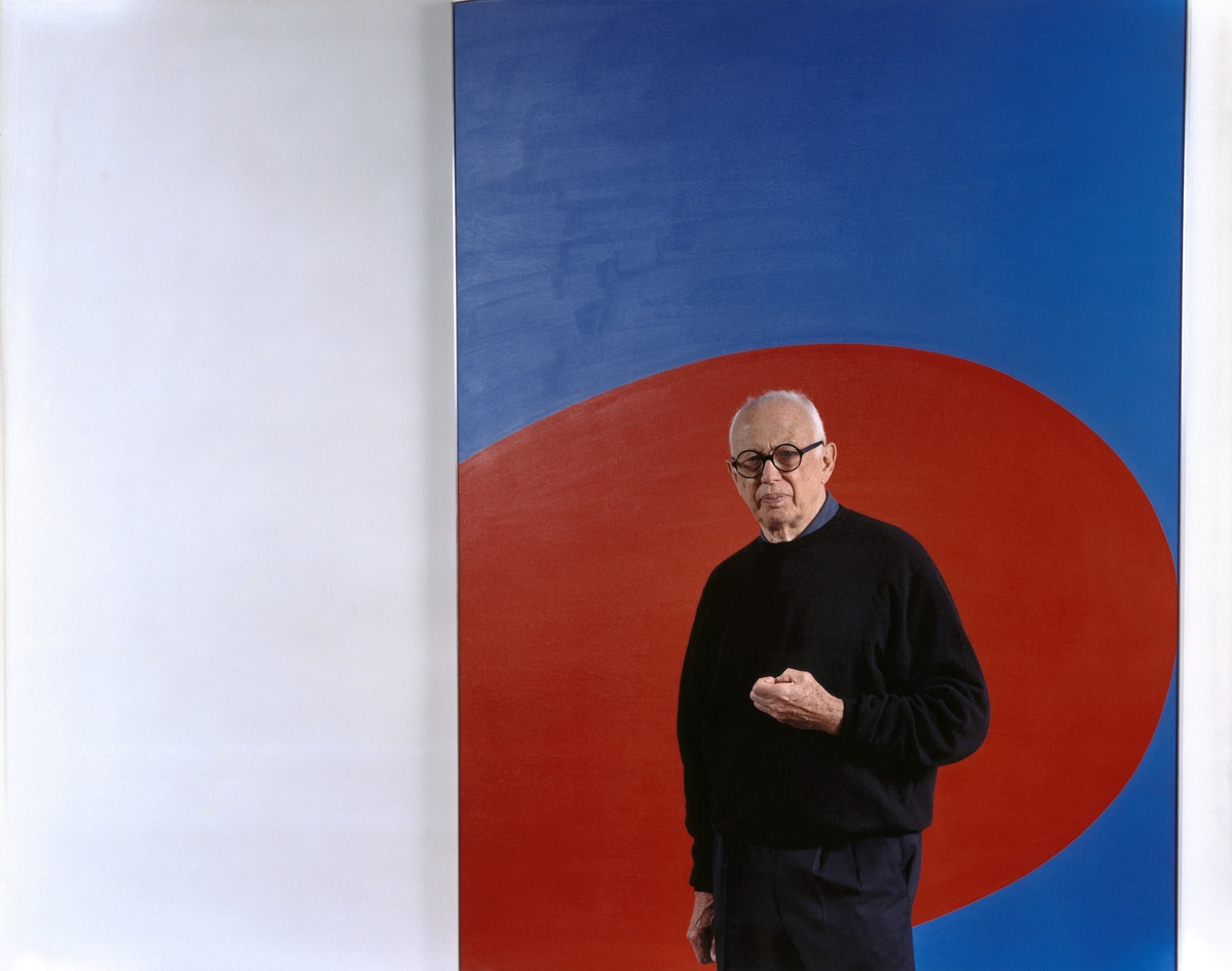 Tina Barney, Ellsworth Kelly, 2002, archival pigment print, 48 x 60 inches, 121.9 x 152.4 cm, Edition of 5. © Tina Barney. All images Courtesy of Paul Kasmin Gallery.