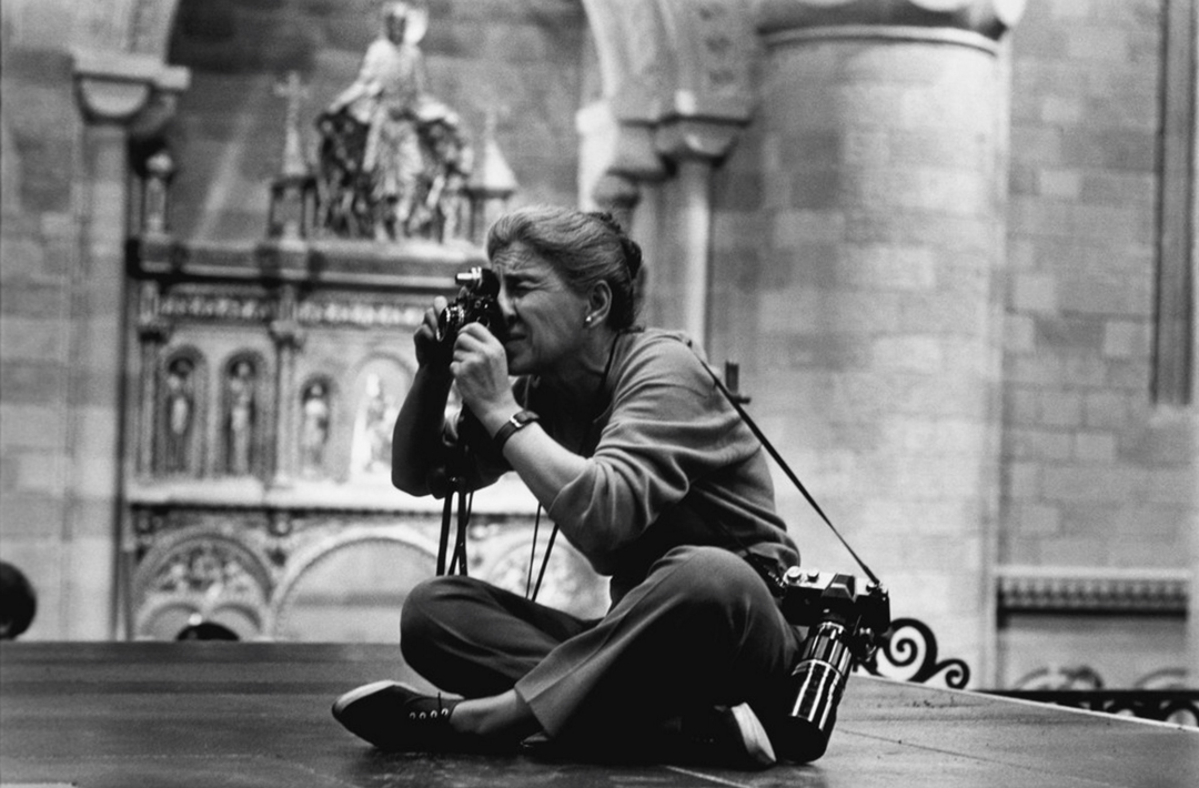 Eve Arnold in London 1963 photographed by Robert Penn on the set of Becket staring Richard Burton, Peter O'Toole and John Gielgud - © Eve Arnold/Magnum Photos