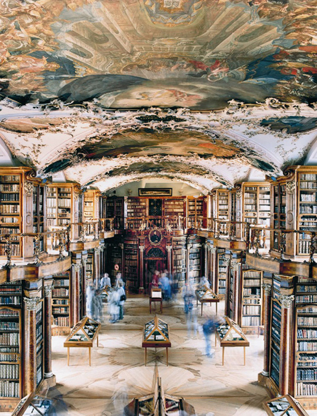 Candida Höfer, Stiftsbibliothek St. Gallen I (2001)