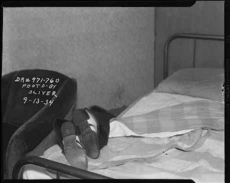 Victim’s feet hanging off bed, 1934 © LAPD, Image courtesy of Fototeka